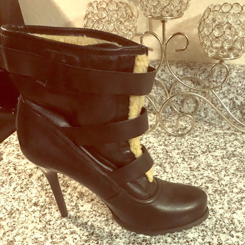 Vera Wang - Black leather stiletto boots. Size 9